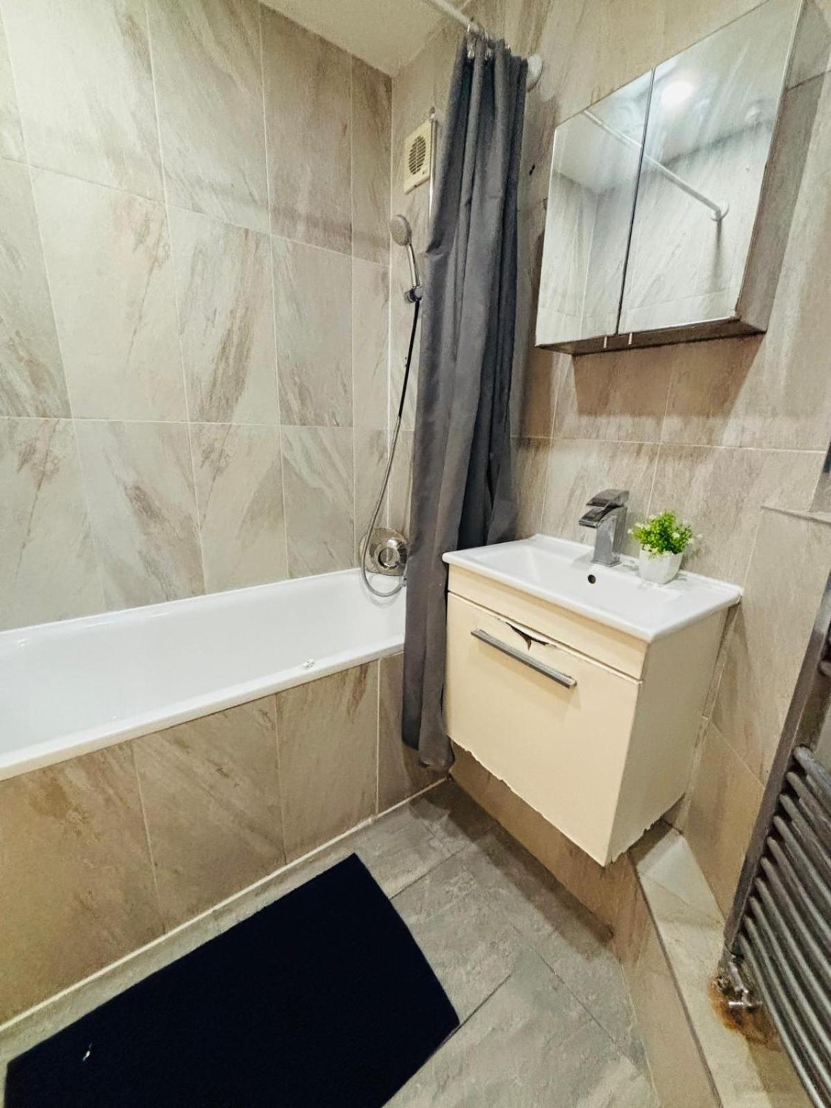 Apartment Flats, Location For Tourists, Next Tower Bridge *