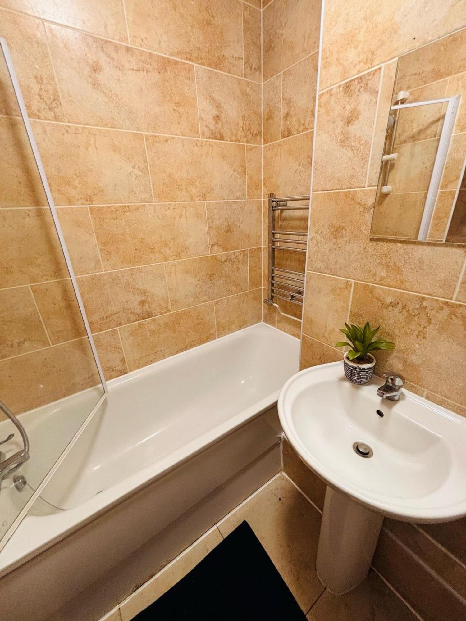 Apartment Flats, Location For Tourists, Next Tower Bridge London
