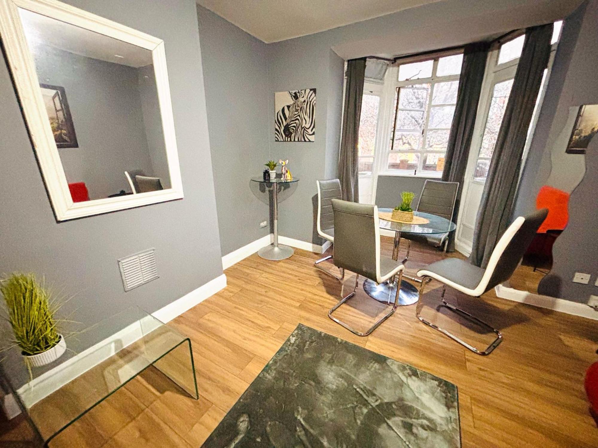 Flats, Location For Tourists, Next Tower Bridge *