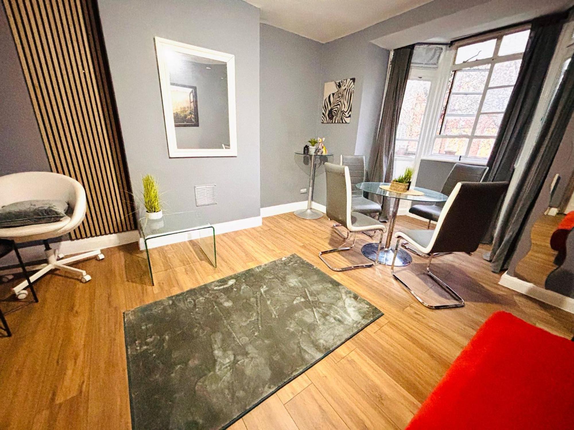 Flats, Location For Tourists, Next Tower Bridge Лондон
